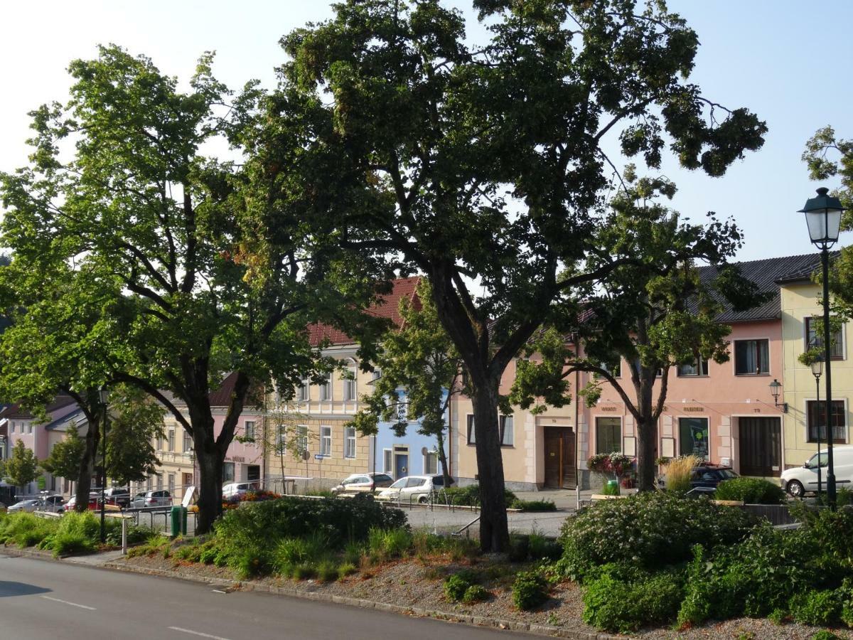Gaestehaus Familie Loeffler - Ferienwohnung Am Stadtplatz In Литшау Екстериор снимка